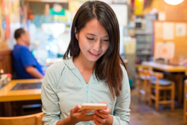 别人发的抖音怎么转到我的微信群里？